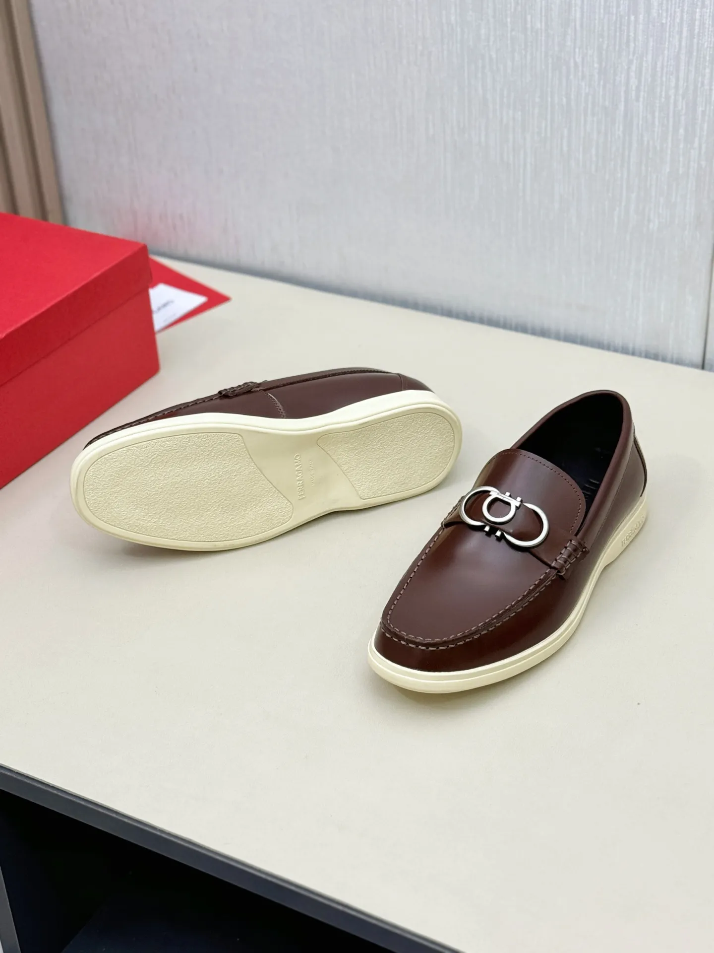 [Ferragamo] P: 580💰 Number of yards: 38~44 (45 orders are non-returnable) Ferragam's new men's driving shoes, the fabric is made of imported cowhide, with visible texture, heavy industrial stitching, dyed calfskin inside, standard logo cowhide feet, big-name experience, soft and comfortable on the feet, a men's favorite, special non-slip and wear-resistant rubber soles, easy to handle various occasions, with original box packaging!